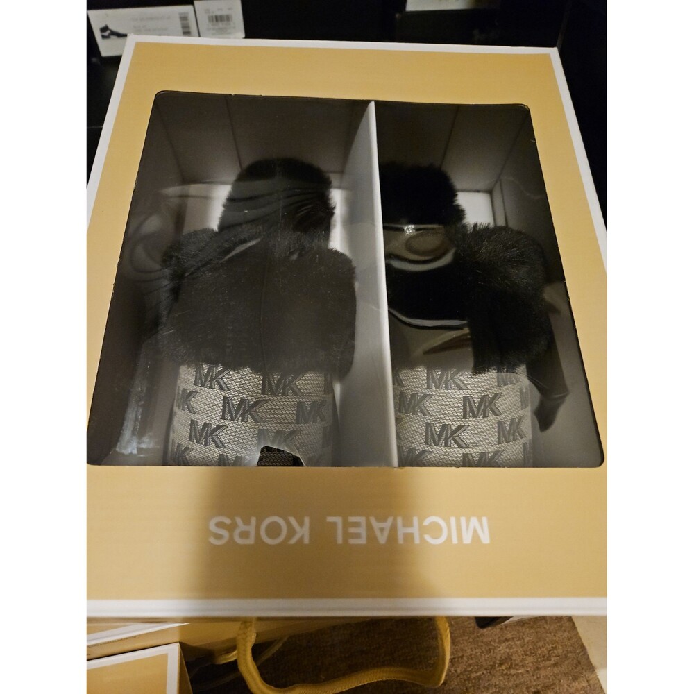 Michael Kors slippers sz 11 runs small fits like a 9